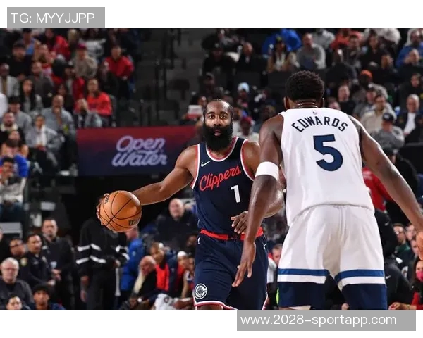 爱德华兹半场表现亮眼11投5中贡献14分1篮板1助攻1盖帽